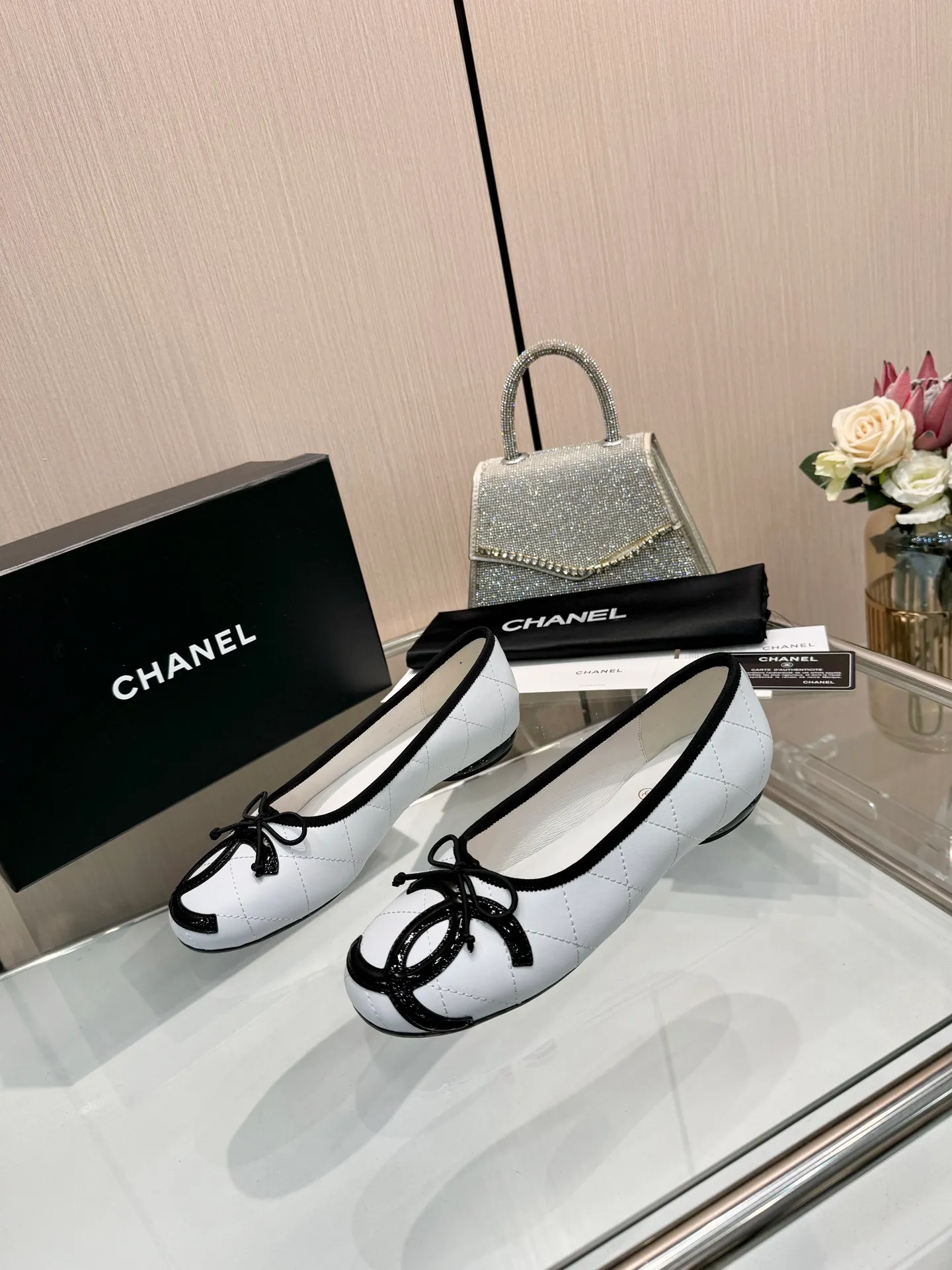 👟👟Ex-factory price 500👟👟 | ²⁰²5 𝐬𝐬 🤍🤎𝐂𝐇𝐀𝐍𝐄𝐋Chanel 26A catwalk style handmade Mary Jane women's shoes. Ballet shoes are so amazing, the bow pattern is so cute! Even if I don’t wear flat shoes, I can’t resist the temptation! The second recommended pair of Chanel logo women's shoes has great texture and is versatile. It is made of lambskin and has an original two-color outsole. Size: 35-40 (41 can be customized and cannot be returned or exchanged)